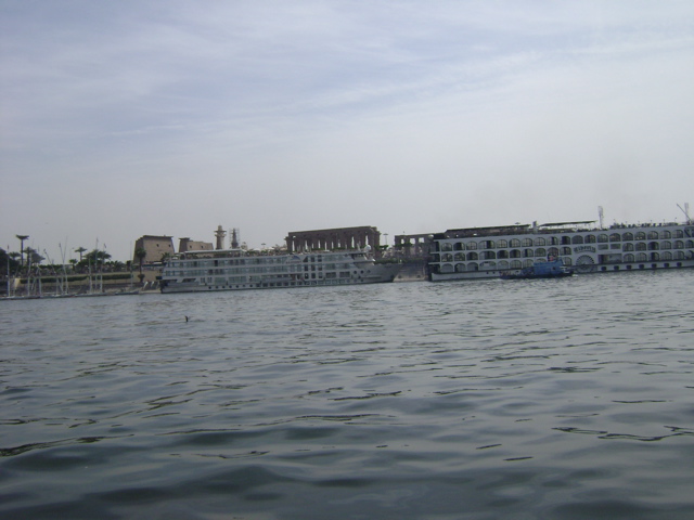 EGYPTE 2008 TEMPLE LOUXOR BATEAU
